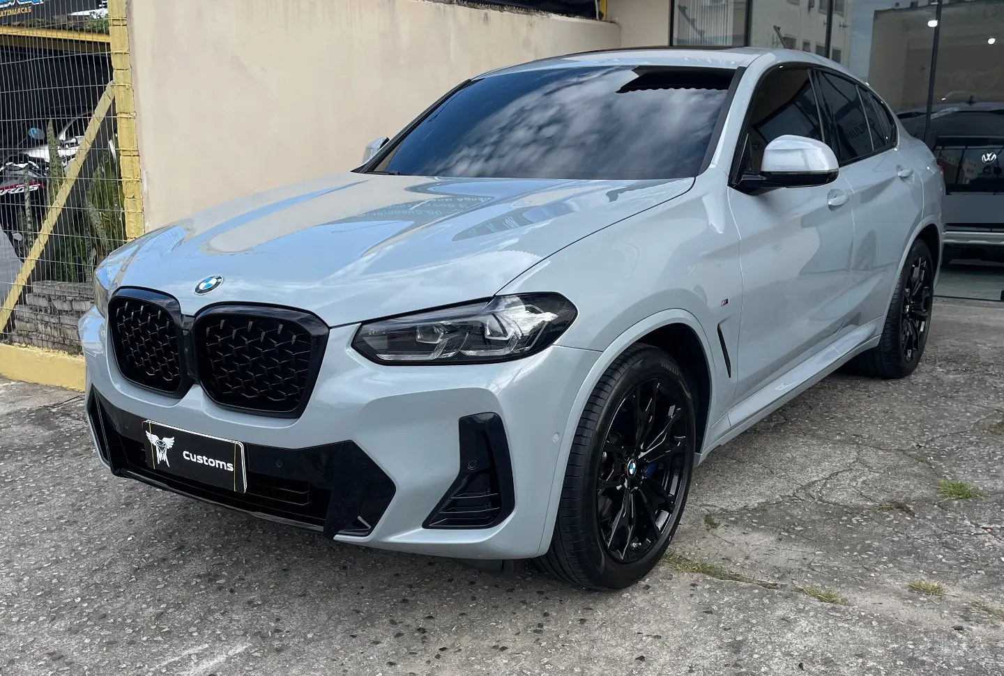BMW X4 com pintura protegida por PPF na frente da MK Films em Florianópolis