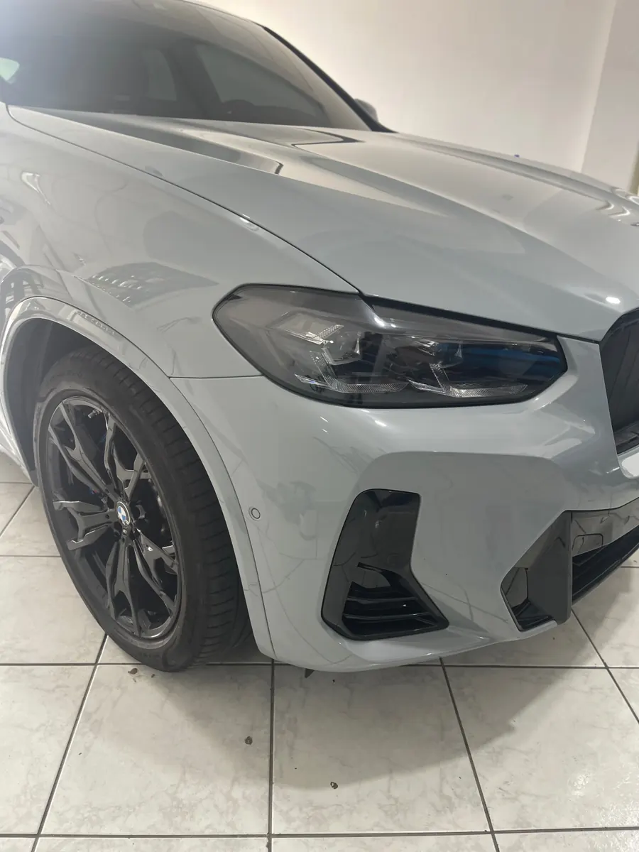 Close do frontal de BMW X4 com PPF finalizado e pintura preservada