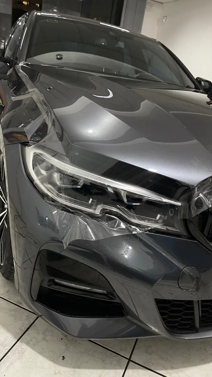 PPF frontal sendo aplicado no farol e para-choque de BMW