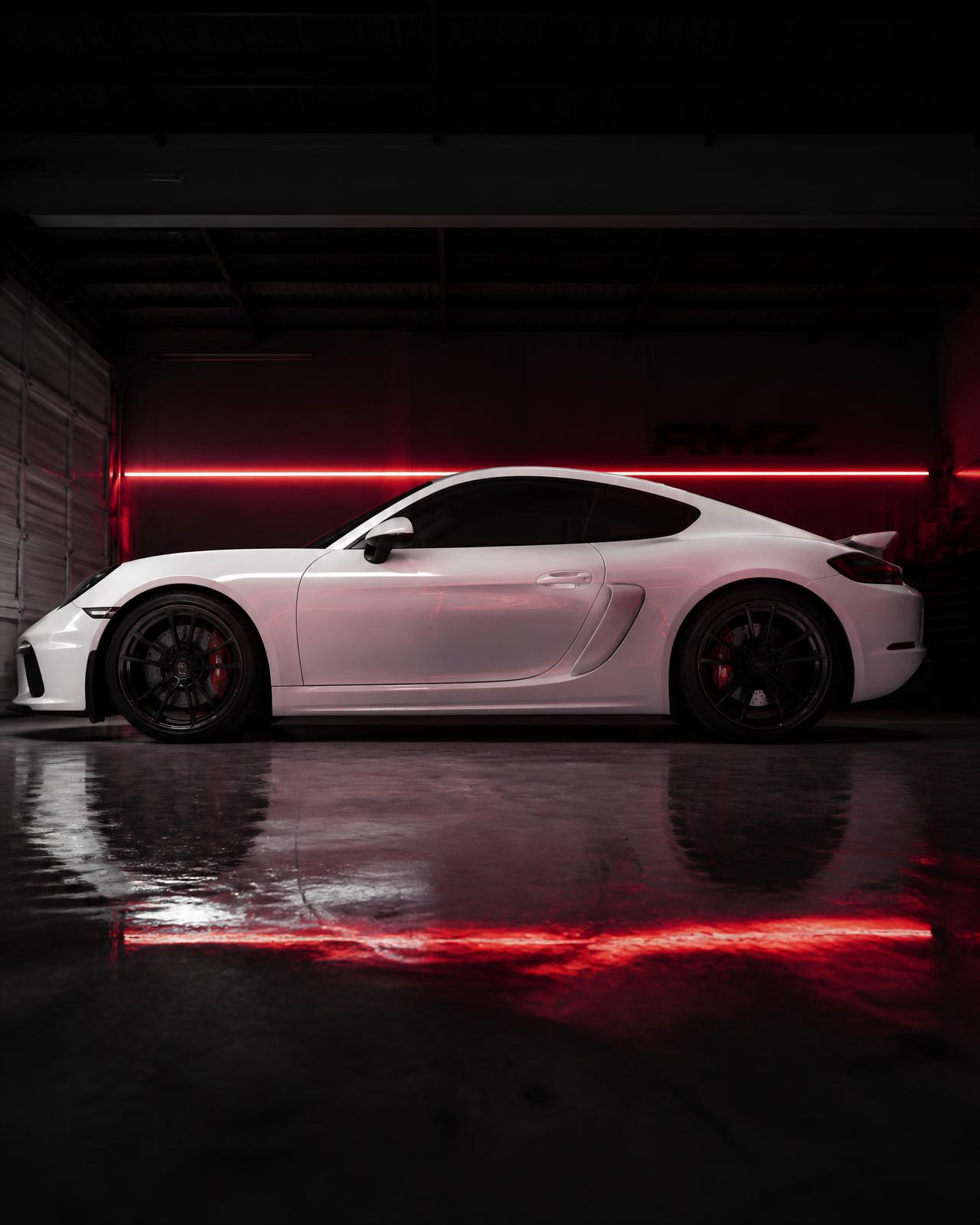 Carro esportivo branco com pintura vitrificada em garagem